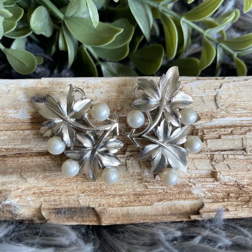 Vintage costume silver tone and pearl earrings clip ons